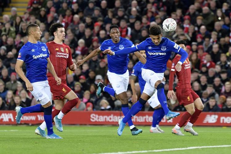 打满12分钟！怀特首节投篮10中5，得到12分2篮板2助攻