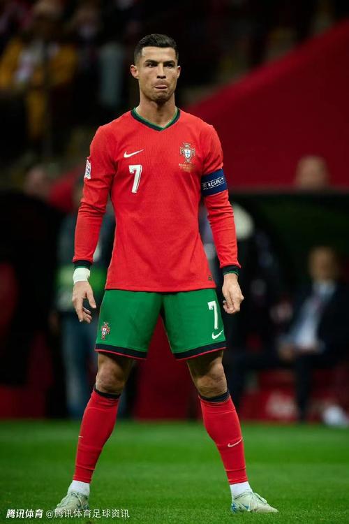 老队友见面，埃泽和奥利塞赛后交换了球衣